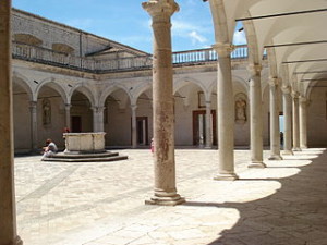 320px-Monte_Cassino_Abbey_(one_of_the_courtyards)