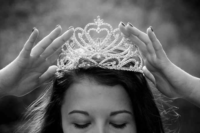 queen-2941438_1920